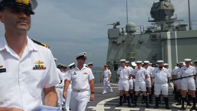 Personel AL Australia di atas kapal HMAS Perth III.
