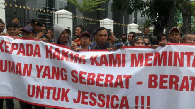 Demontrasi tuntut hukuman berat bagi Jessica Kumala Wongso, di Pengadilan Negeri Jakarta Pusat, Selasa (15/6/2016).
