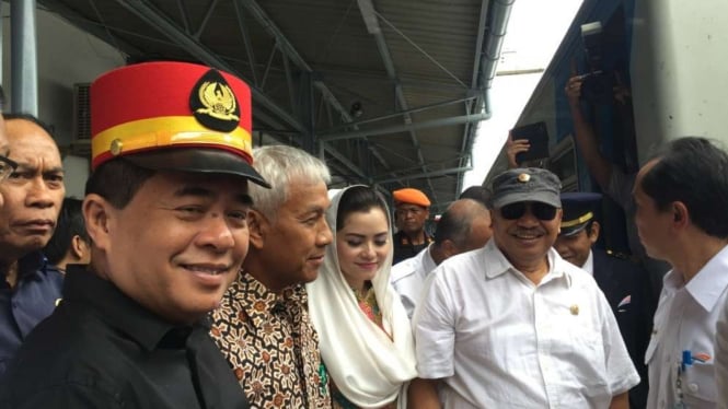 Ketua DPR Ade Komarudin (kiri).