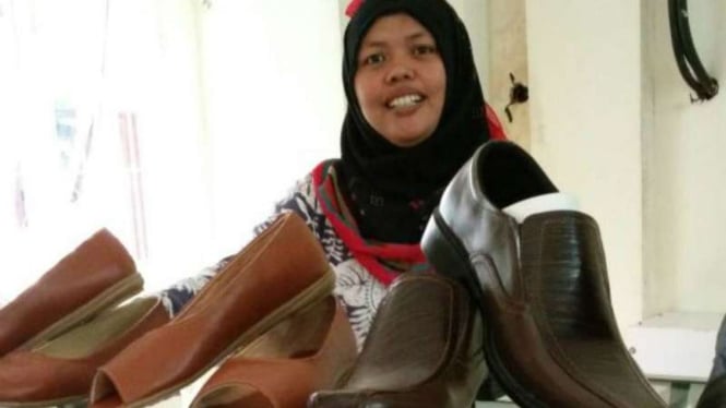 Atik Tri Ningsih, berwirausaha membuat sepatu berbahan baku kulit.