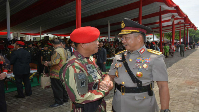 Kepala BNPT Komjen Tito Karnavian (kanan)