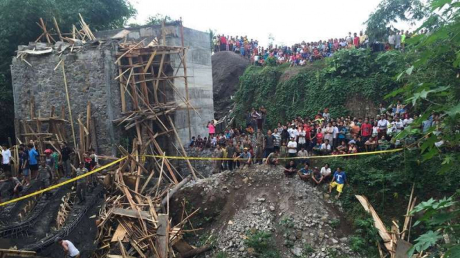 Warga menyaksikan proses pencarian korban jembatan ambruk