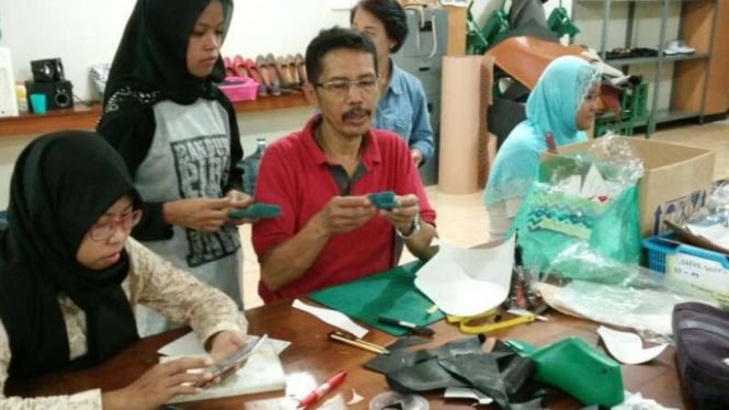 UKM pembuat sepatu di Kampung Dolly Surabaya