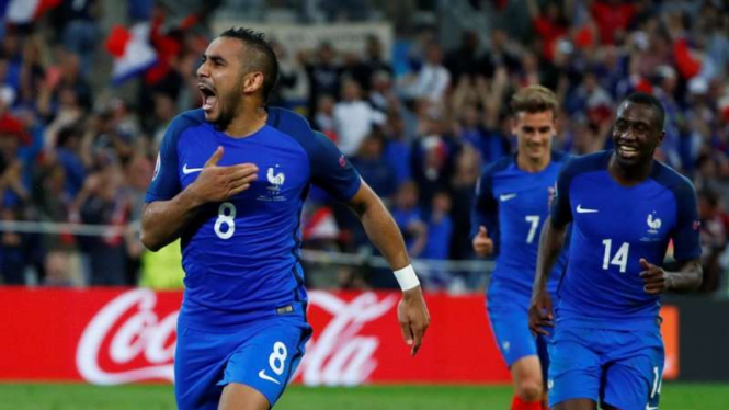 Pemain Prancis rayakan gol Dimitri Payet