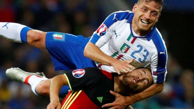 Pemain Italia, Emanuele Giaccherini, saat melawan Spanyol.