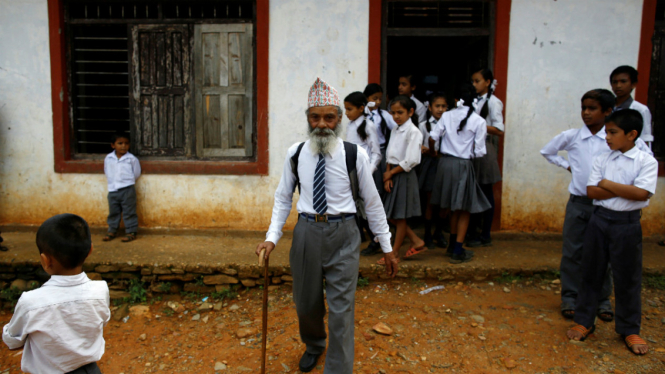 Durga Kami, kakek berusia 68 tahun ini tetap semangat untuk sekolah lagi.
