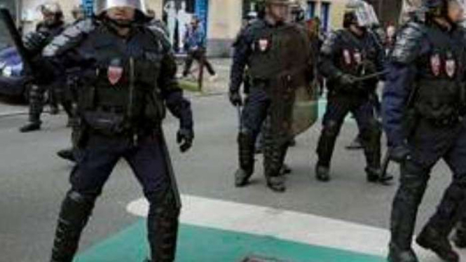 Polisi anti-huru hara Prancis berjaga di sekitar lokasi pertandingan Euro 2016.