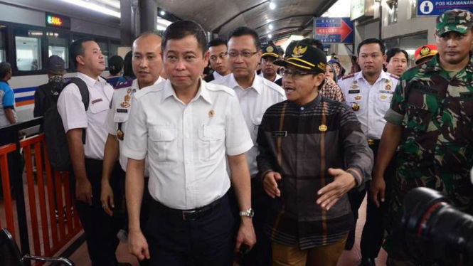 Menteri Perhubungan Ignasius Djonan saat menyambangi stasiun kereta Malang jawa Timur, Kamis (16/6/2016)