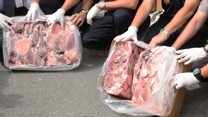 Petugas Bea Cukai di Jakarta saat membongkar pasokan daging impor secara ilegal beberapa waktu lalu. 