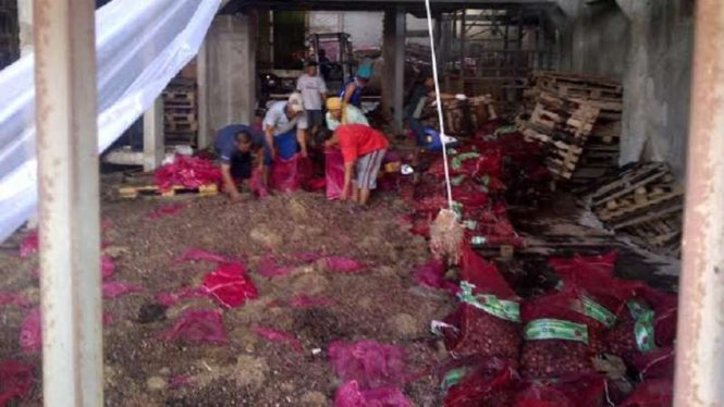 Gudang bawang merah yang tebar bau busuk di Kampung Rambutan.