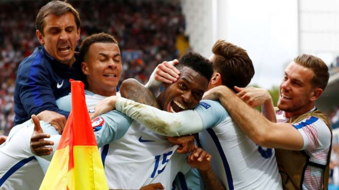 Timnas Inggris merayakan gol