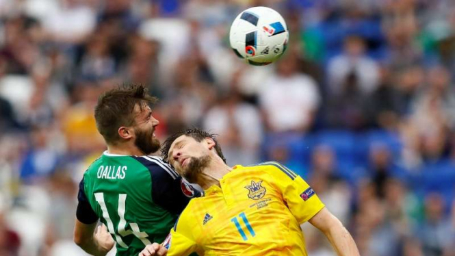Pemain Irlandia Utara Stuart Dallas duel dengan pemain Ukraina Yevhen Seleznyov