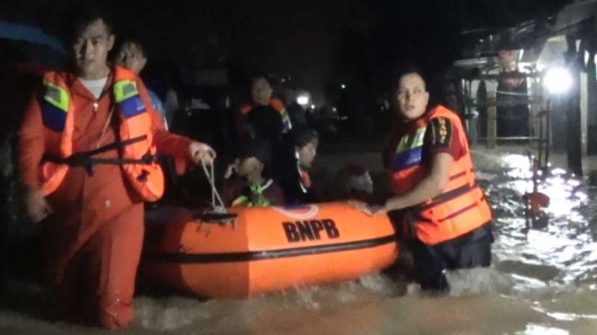 Evakuasi korban banjir di Padang