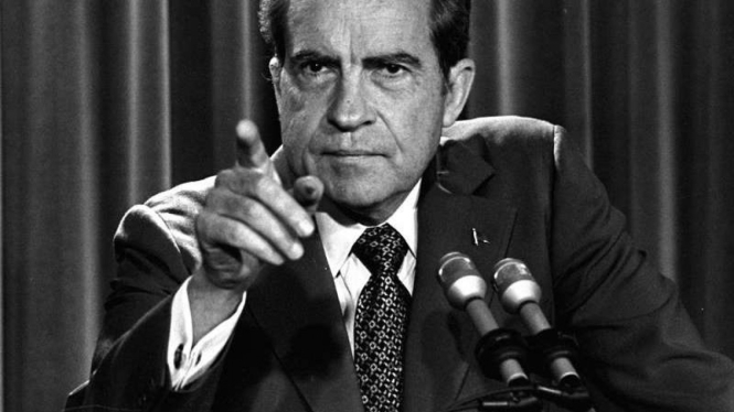 Presiden AS Richard Nixon terkena skandal Watergate.