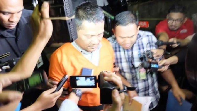 Panitera Muda Pengadilan Negeri Jakarta Utara, Rohadi, saat ditahan KPK. 