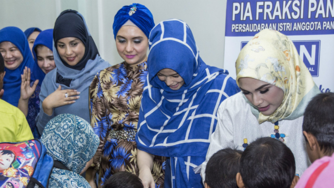 Jihan Fahira (kedua kiri), Viona Rosalina (ketiga kiri) di Masjid Komplek Rumah Jabatan Anggota (RJA), Jakarta, Kamis (16/6/2016). 