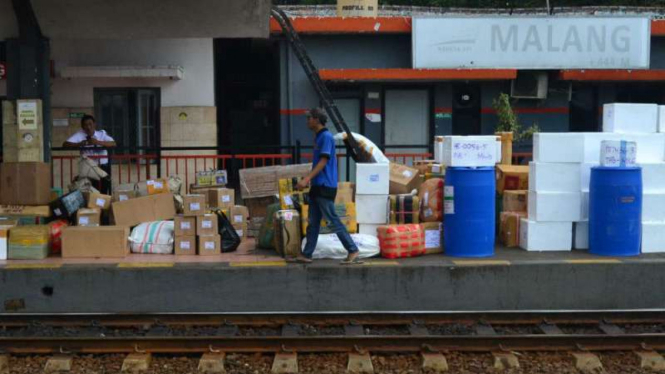 Tumpukan barang di Stasiun Kereta Api Malang Baru