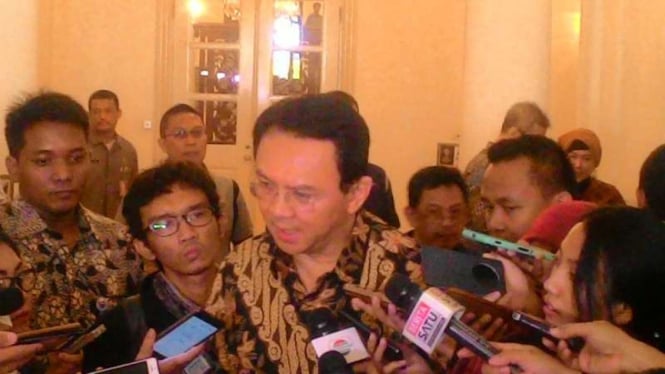 Gubernur DKI Jakarta Basuki Tjahaja Purnama memberi keterangan kepada wartawan di Balai Kota