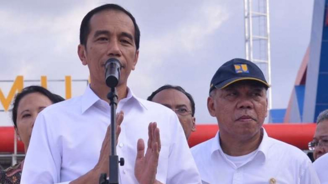 Presiden Jokowi saat meresmikan proyek tol trans Jawa.