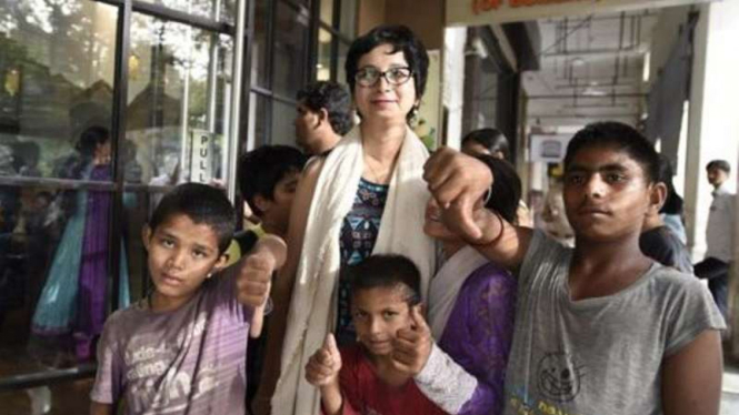 Sonali Shetty dan anak-anak jalanan yang akan ia traktir makan.