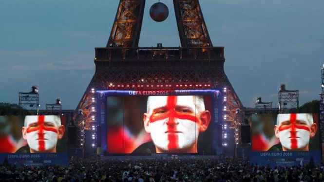 Menara Eiffel menyambut Piala Eropa 2016