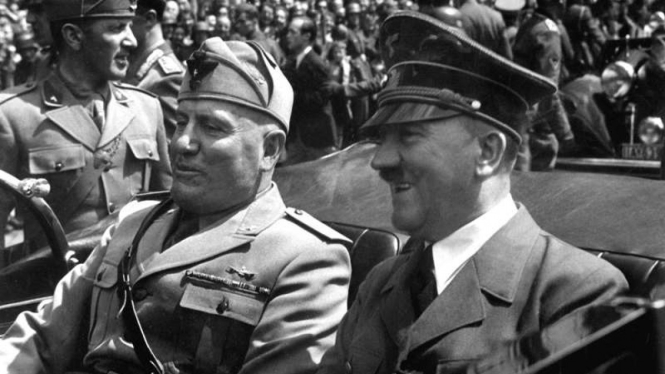 Dua pemimpin Fasis, Benito Musolini dan Adolf Hitler.