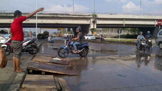 Pemotor mencoba melewati jalur darurat anti rob di jalan Kaligawe Semarang