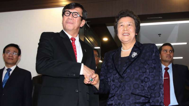 Menteri Hukum dan HAM Yasonna Laoly (kiri) menyambut kunjungan Menteri Kehakiman China, Wu Aiying.