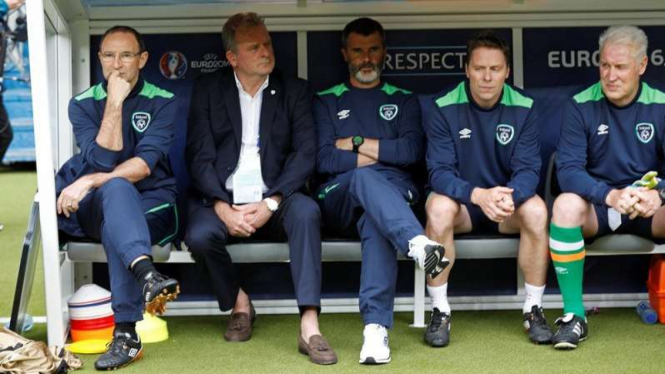 Roy Keane (tengah) bersama pelatih Timnas Irlandia