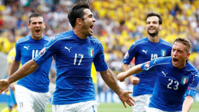 Para pemain Italia merayakan gol.