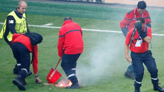Petugas membersihkan flare saat laga Republik Ceko vs Kroasia.
