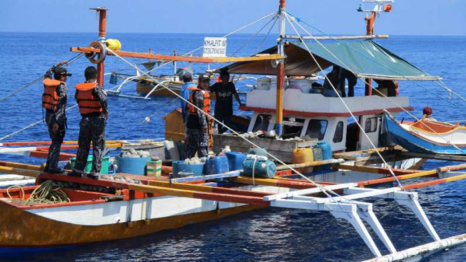 KN. Gajah Laut Bakamla RI tangkap Kapal ikan ALFIT – 07 di perairan Sulawesi