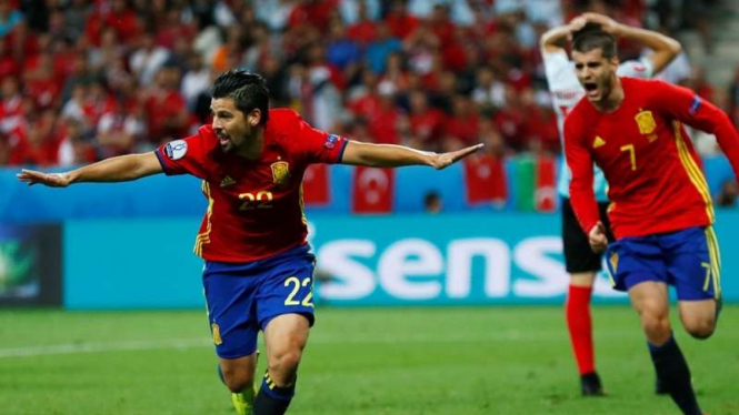 Pemain tim nasional Spanyol, Nolito (kiri) 