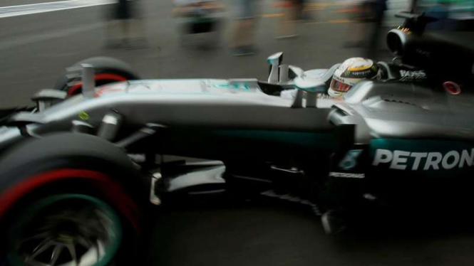 Pembalap Mercedes, Lewis Hamilton