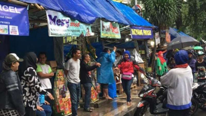 Pedagang parsel di sekitar jalan Cikini Raya, Jakarta Pusat.