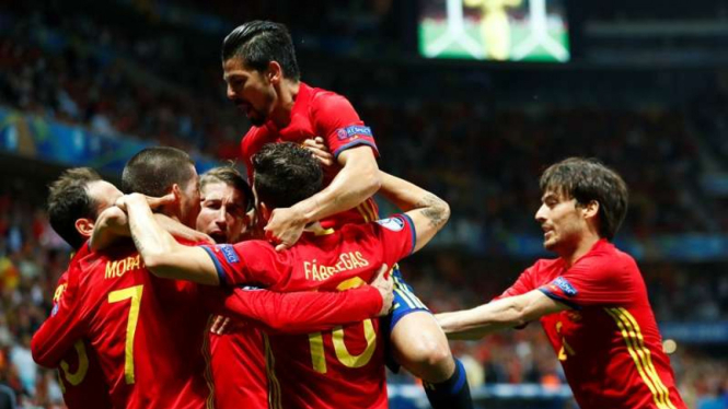 Pemain Spanyol merayakan gol di Piala Eropa 2016.