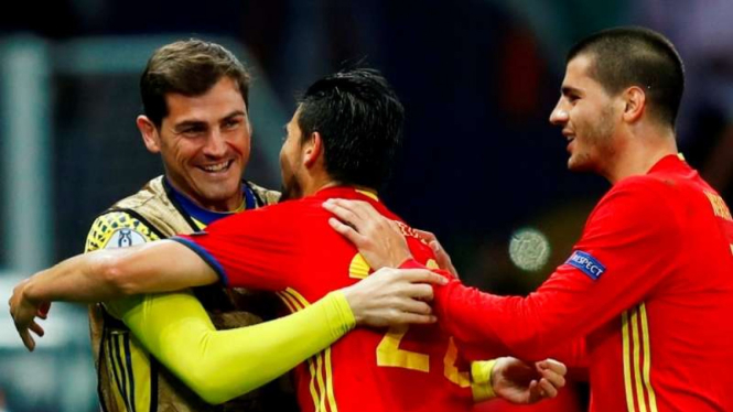 Striker Spanyol, Nolito (tengah), saat merayakan gol dengan Iker Casillas.