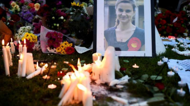 Lilin dan bunga diletakkan di depan foto Jo Cox, anggota parlemen Inggris dari Partai Buruh yang tewas ditembak. Jo Cox adalah pendukung agar Inggris tetap bersama Uni Eropa.