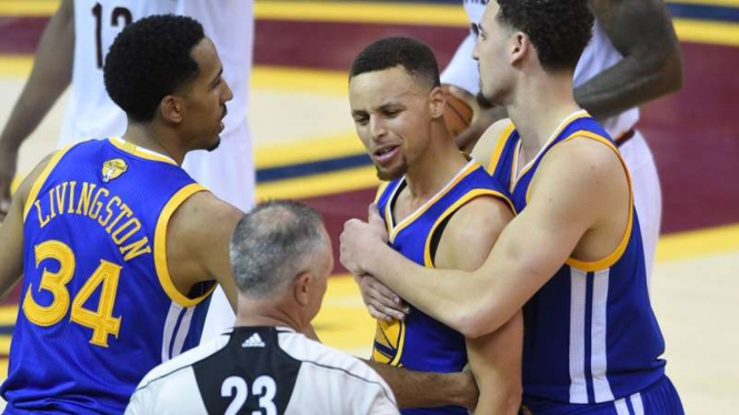 Pemain Golden State Warriors, Stephen Curry, protes pada wasit