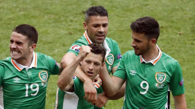 Pemain tim nasional Irlandia merayakan gol Wes Hoolahan ke gawang Swedia