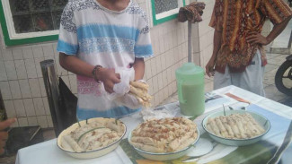 Menyicip Roti Arab di Depan Masjid Masyhur Istiqlal Manado