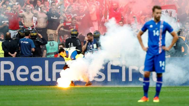 Flare masuk ke lapangan di laga Islandia versus Hungaria.