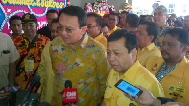 Basuki Tjahaja Purnama (Ahok) bersama Ketua Umum Partai Golkar, Setya Novanto.