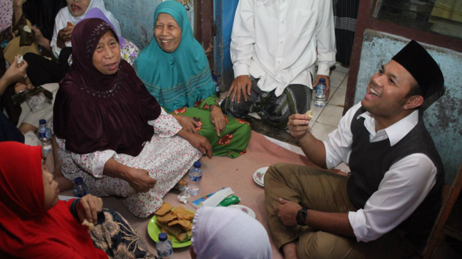 Bakal calon Gubernur DKI Jakarta, Muhamad Idrus, bersama para janda di Jakarta.