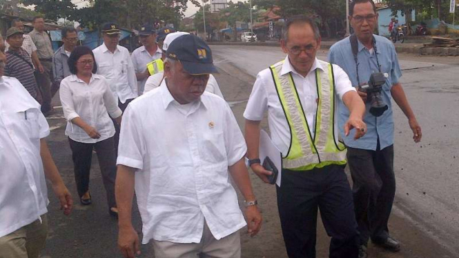 Menteri Pupera, Basuki Hadimuljono saat meninjau rob di Pantura, Semarang.