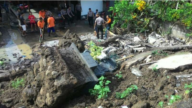 Rumah warga yang tertimpa bencana longsor di Kabupaten Jembrana Bali, Minggu (19/6/2016)

