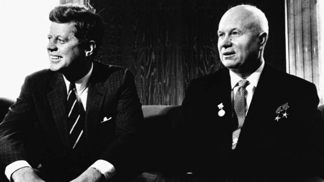 Presiden AS, John F. Kennedy bersama Presiden Soviet, Nikita Khrushchev.