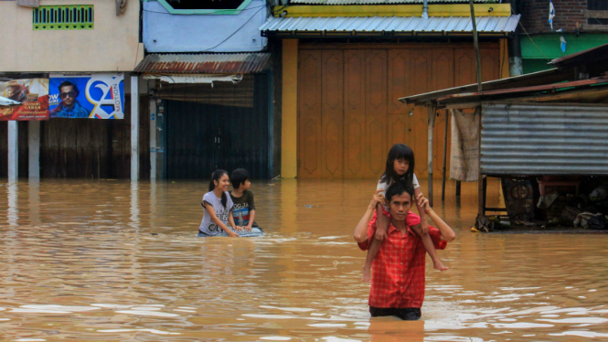 Sejumlah warga mengungsi saat banjir menggenangi pemukiman warga di Kecamatan Bayan, Purworejo, Jawa Tengah, Minggu (19/6/2016). 