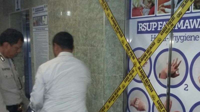 Polisi memasang garis kuning di lift yang jatuh di RS Fatmawati.