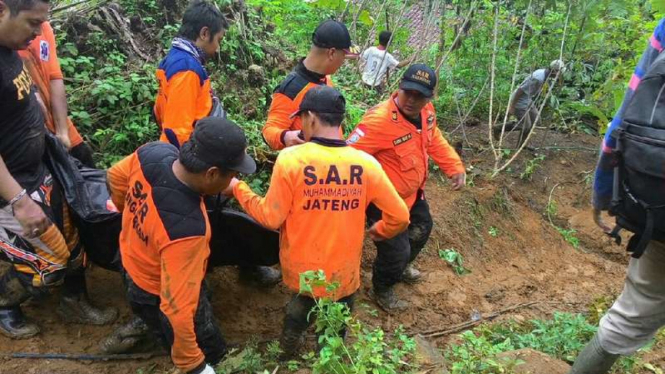 Proses evakuasi korban longsor di Jawa Tengah yang dilakukan oleh tim SAR, Minggu (19/6/2016).
